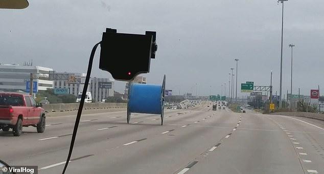 وحشت رانندگان با مشاهده شیء غلتان سرگردان در اتوبان!