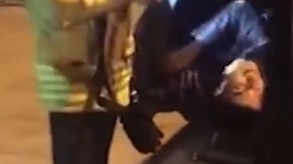 عکس یادگاری که موجب دردسر شد عکس یادگاری که موجب دردسر شد