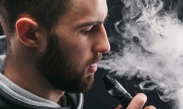سیگار های الکترونیکی تنفس را دشوار می کنند سیگار های الکترونیکی تنفس را سخت می نمایند