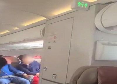 تصاویر لحظات دلهره آور باز کردن درب هواپیما هنگام پرواز ، مسافران با تنگی نفس راهی بیمارستان شدند