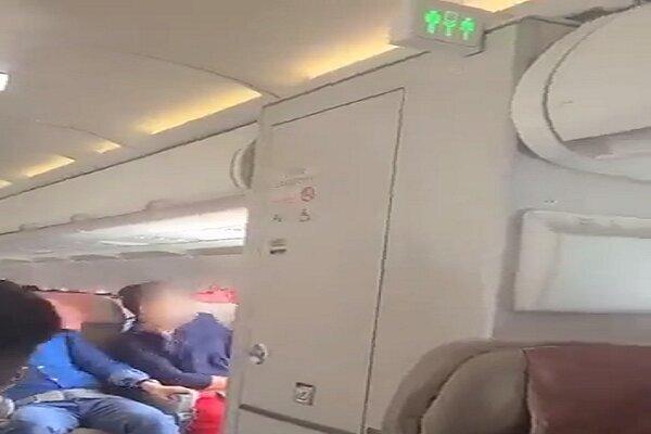 تصاویر لحظات دلهره آور باز کردن درب هواپیما هنگام پرواز ، مسافران با تنگی نفس راهی بیمارستان شدند