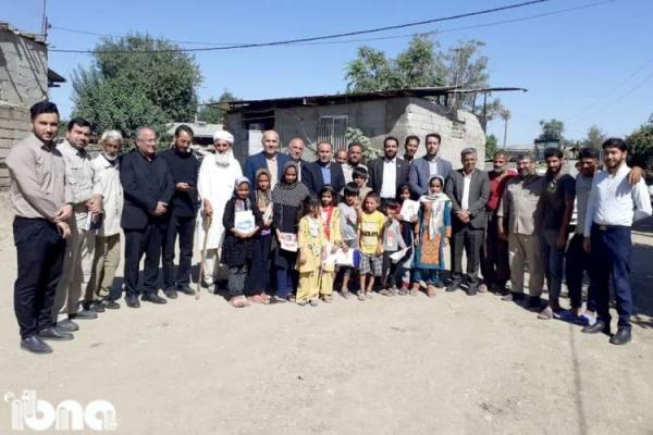 اهدای کتاب به بچه ها سیل زده در روستای قورچای شهرستان آزادشهر