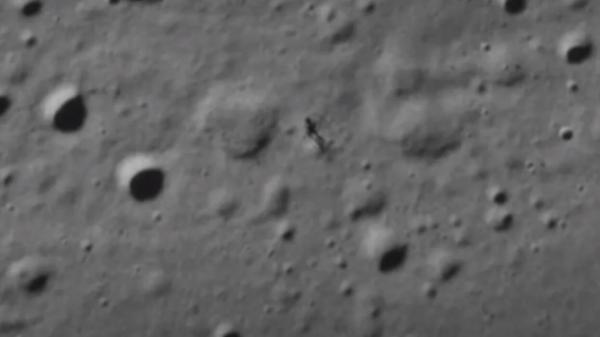 سایه موجودی سرگردان در کره ماه دیده شد، عکس